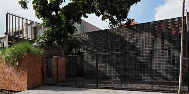 The Simple Residential Architectural Style With Rooster-shaped Walls Maintains A Unique Sense Of Privacy