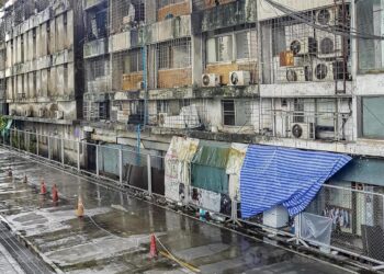 Unsightly run down poor dirty old areas in Bangkok Thailand. 8683048 Stock  Photo at Vecteezy